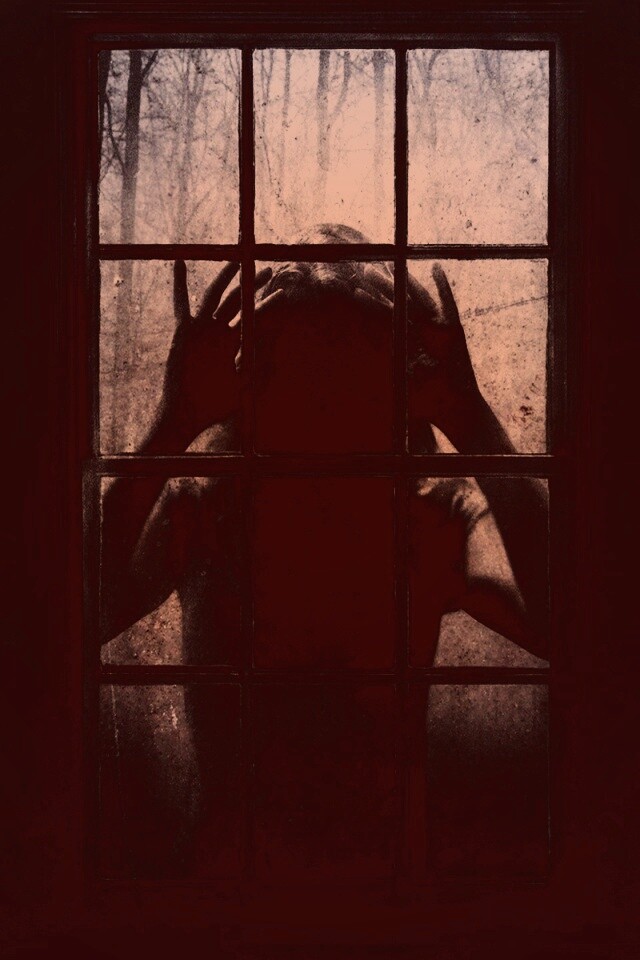 Страшная девоча в окне обои