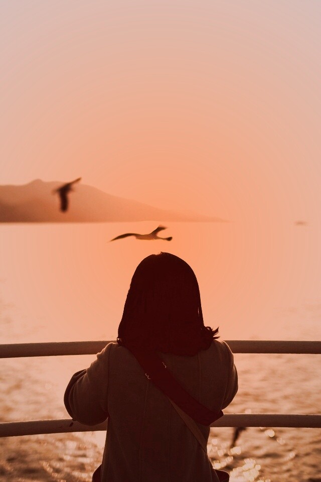 Девочка глядит на озеро обои