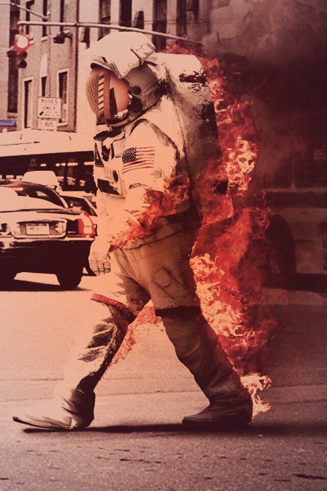 Астронавт в огне обои