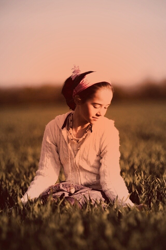 Девочка на траве обои