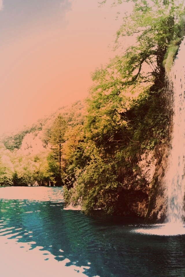 Водопад у реки обои