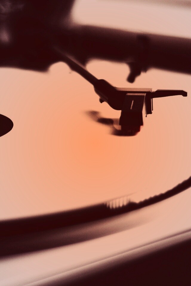 Пластинка на пульте диджея обои