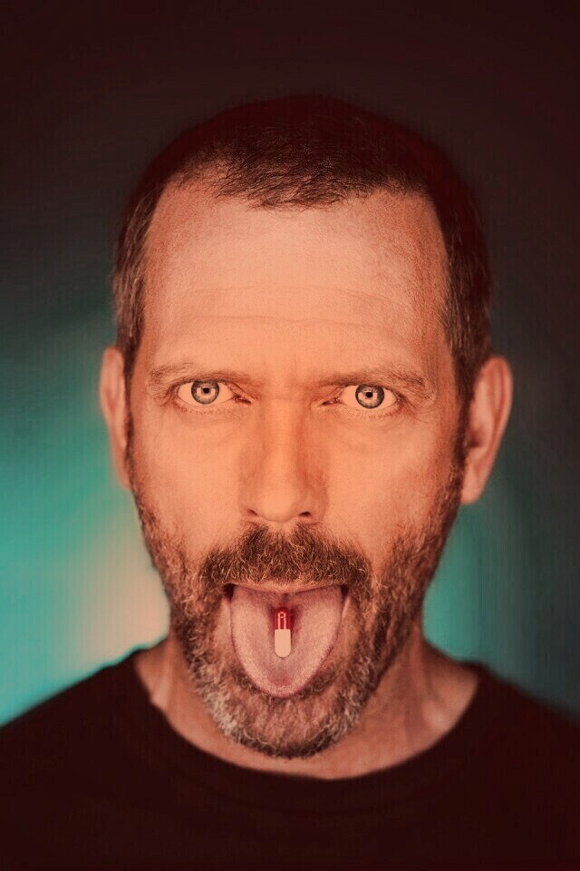 Доктор Хаус с таблеткой на языке обои