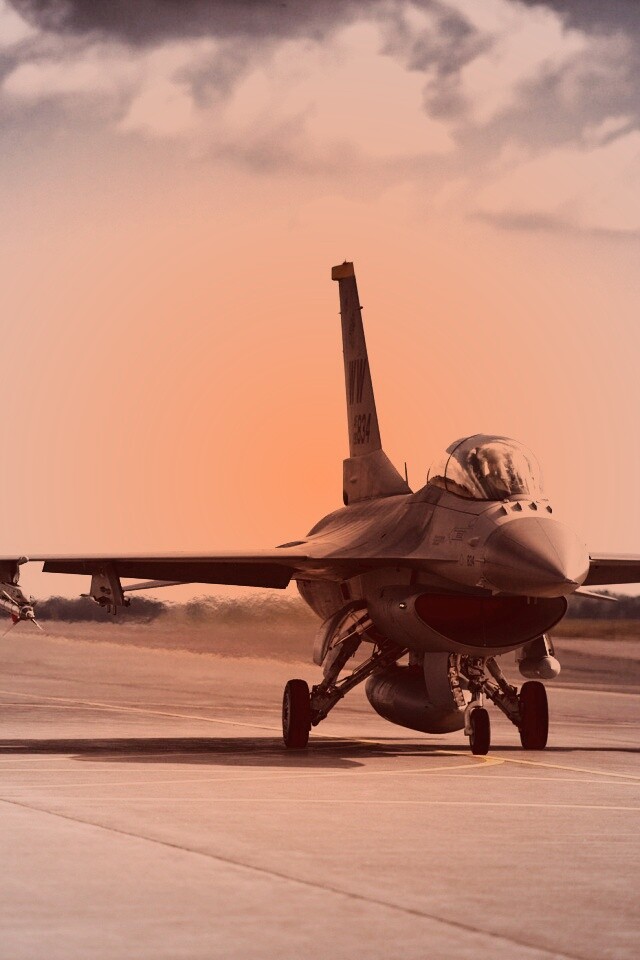 Истребители f16 Falcon на взлетной полосе обои