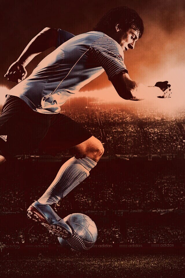 Футболист с мячом обои