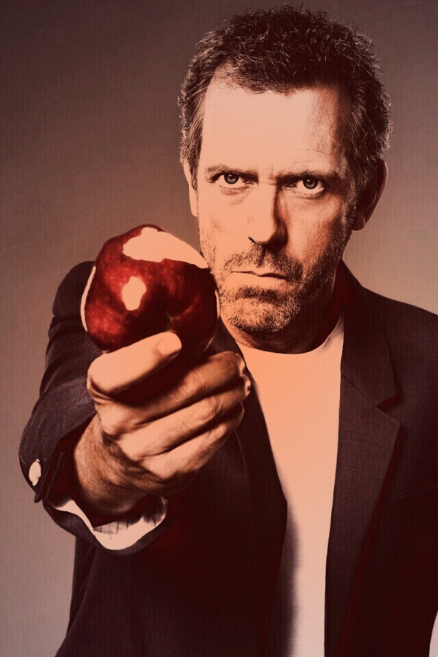 Доктор Хаус с яблоком в руке обои