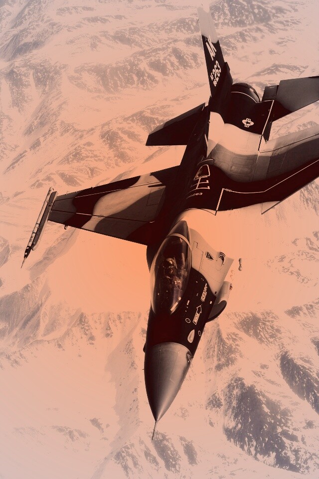 Истребитель над снежными пиками гор обои