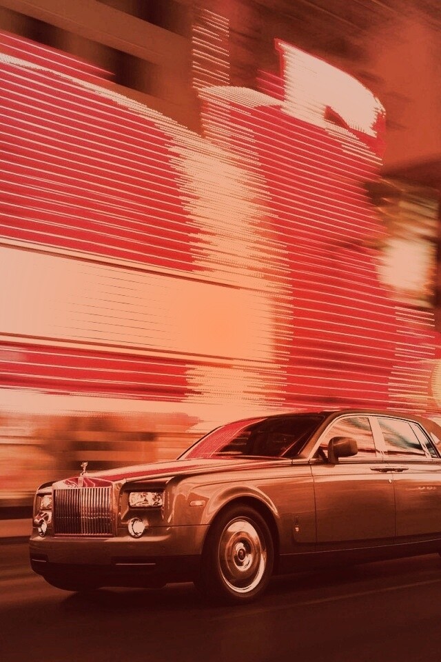 Rolls-Royce Phantom едет через город обои