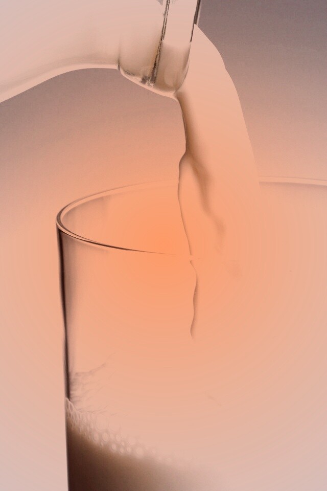 Молоко наливают в стакан обои