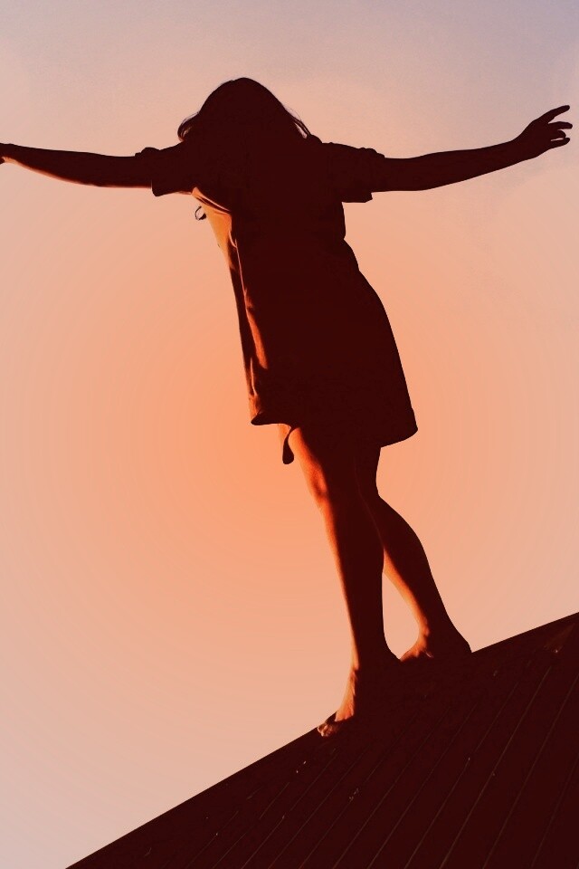 Девушка на крутой крыше обои