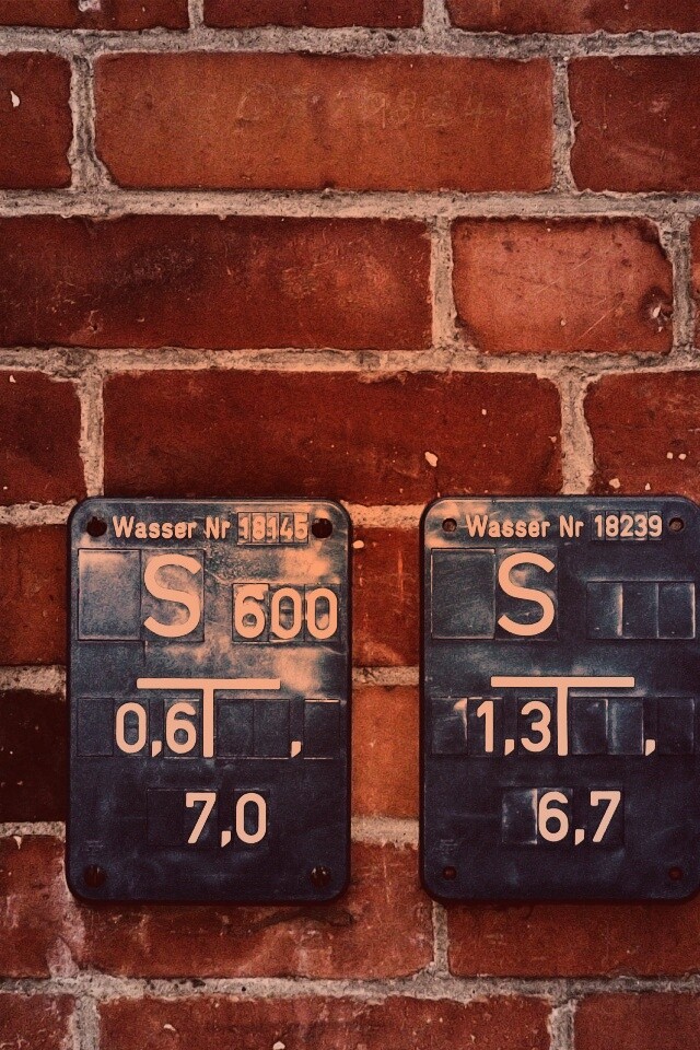 Стена с обозначениями обои