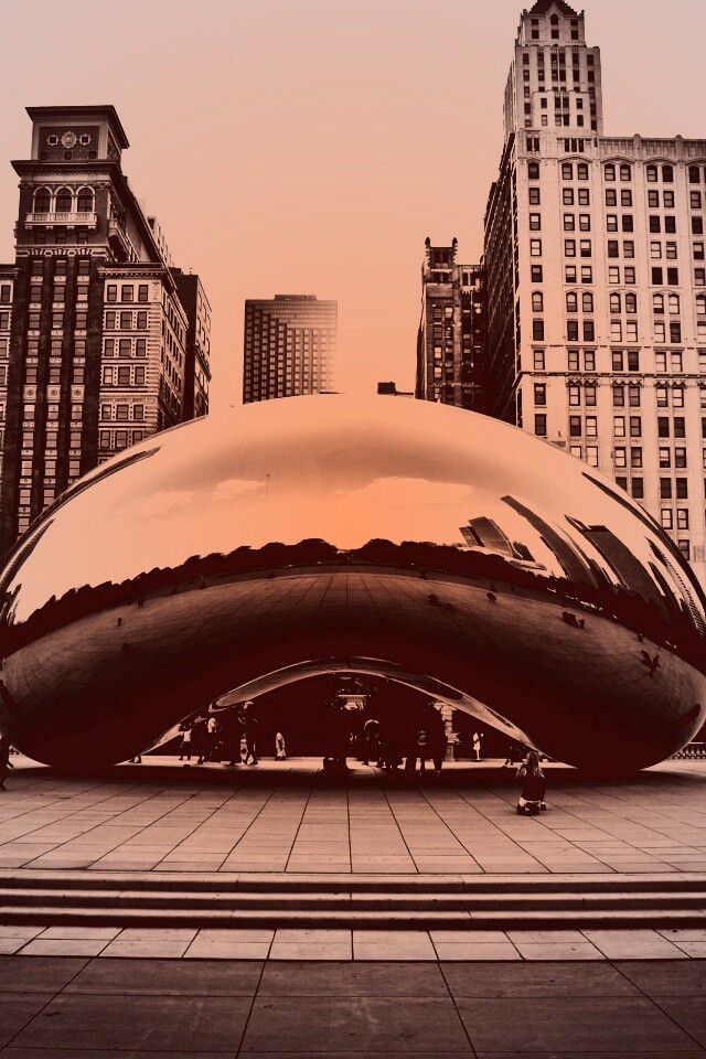 Отражение города в зеркальном монументе обои