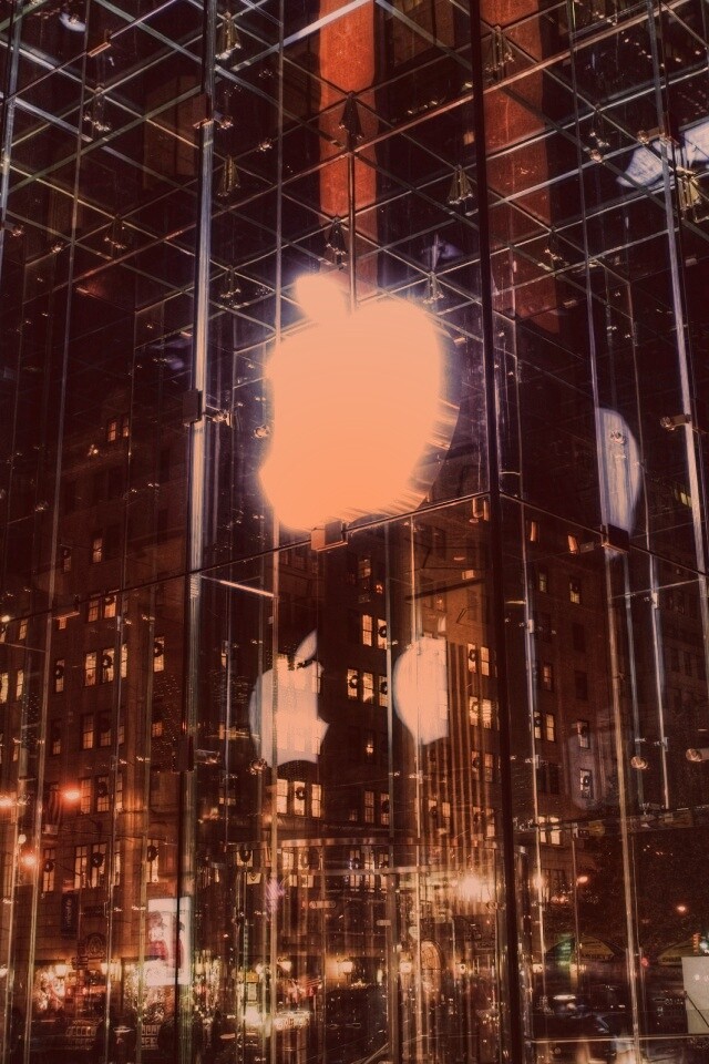 Отражение логотипа Apple в стеклянном здании обои