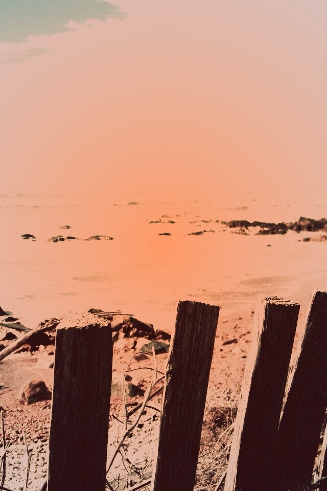 Закрытый пляж за забором обои