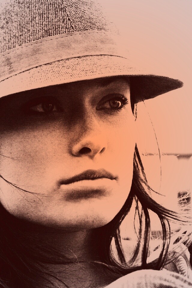 Оливия Уайлд в шикарной шляпе обои