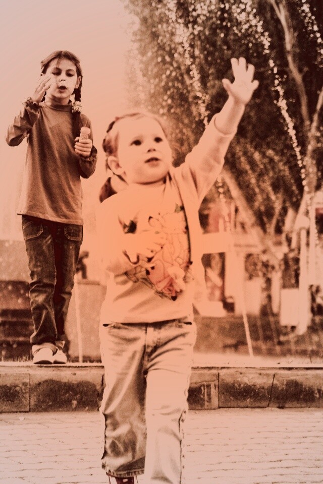 Дети у фонтана обои