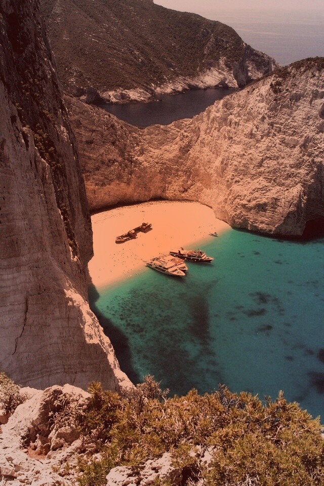 Яхты в бухте обои