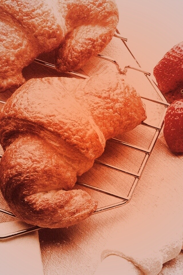 Круассаны с клубникой обои