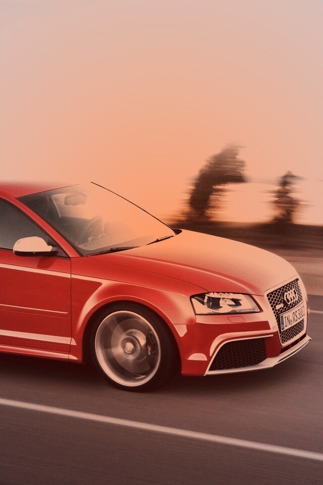 Красная Audi модели RS3 на дороге обои