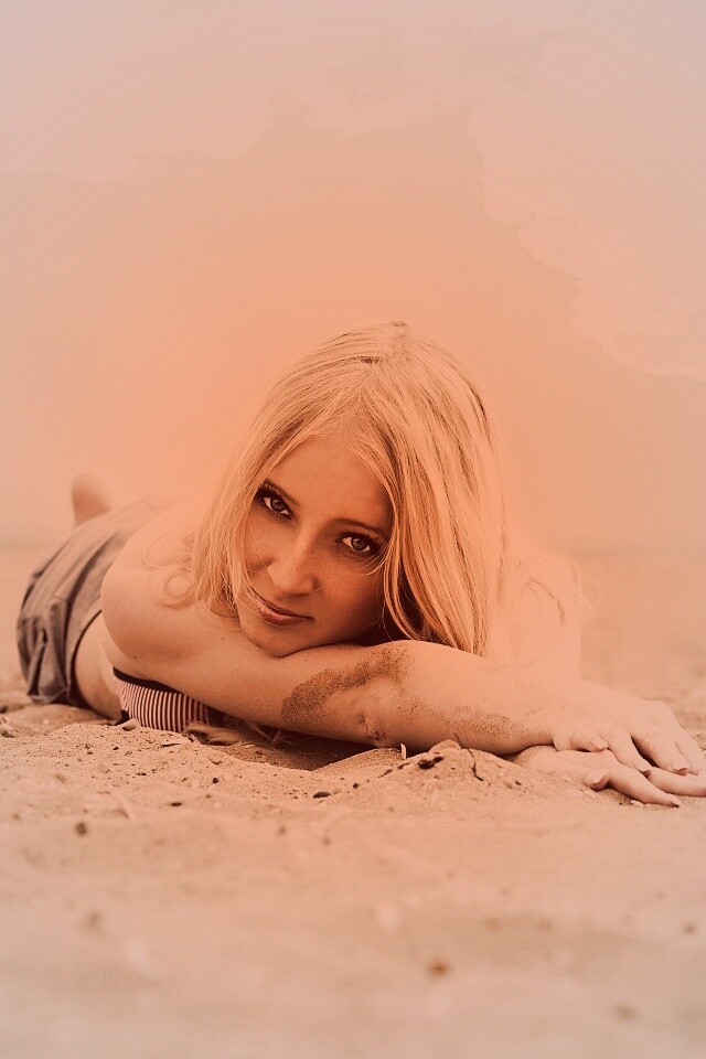 Девушка на песке обои