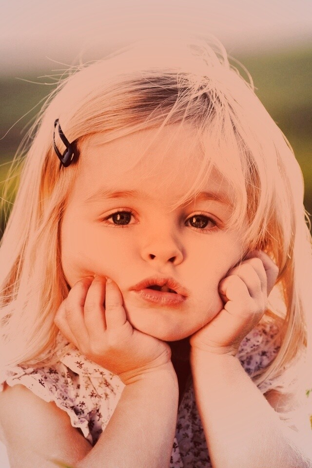 Малышка грустит обои