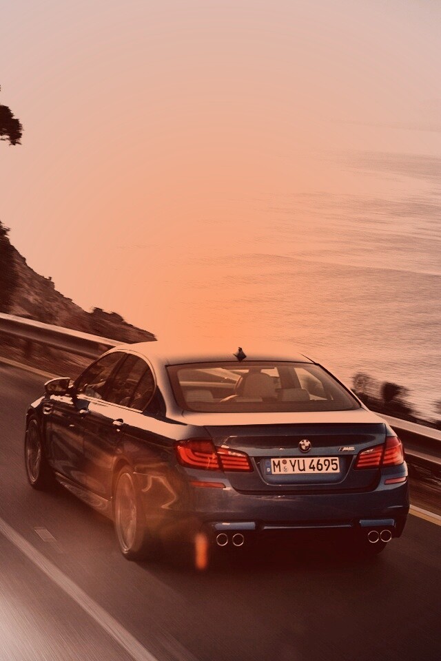 BMW F10 на горной дороге  обои