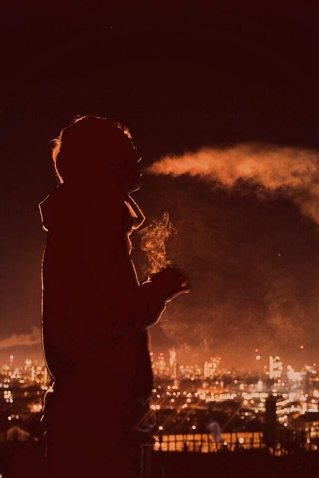 Курящий на крыше парень обои