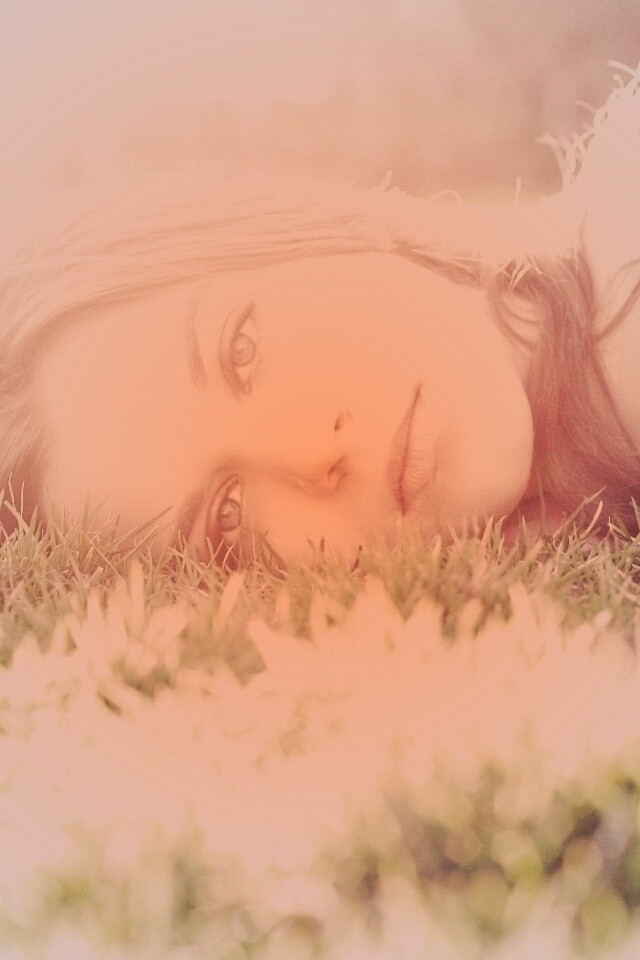 Девушка на траве обои