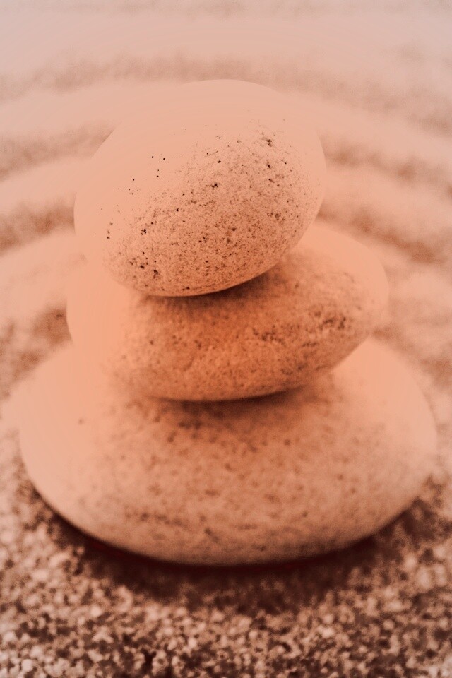 Пирамидка в саду камней обои