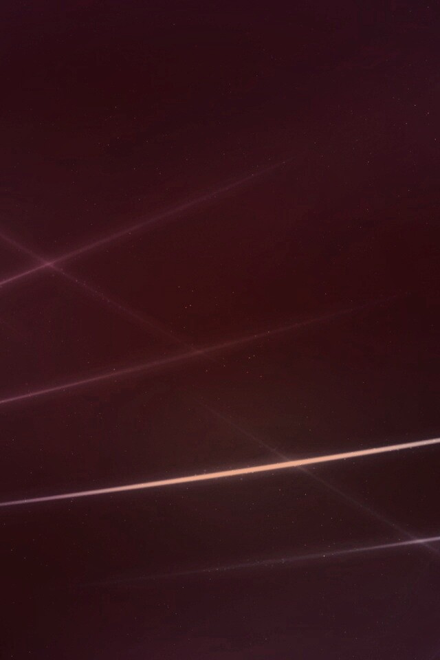 Лучи света на фиолетовом фоне обои