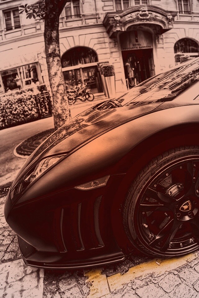 Ламборжини и Порше широкоугольным объективом обои