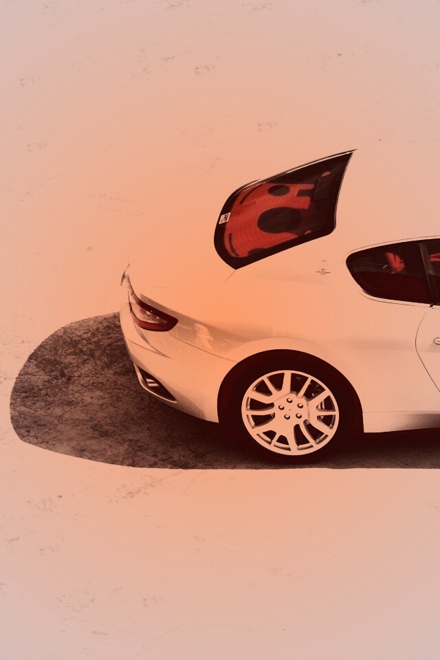 Белая мазерати на солнцепеке обои