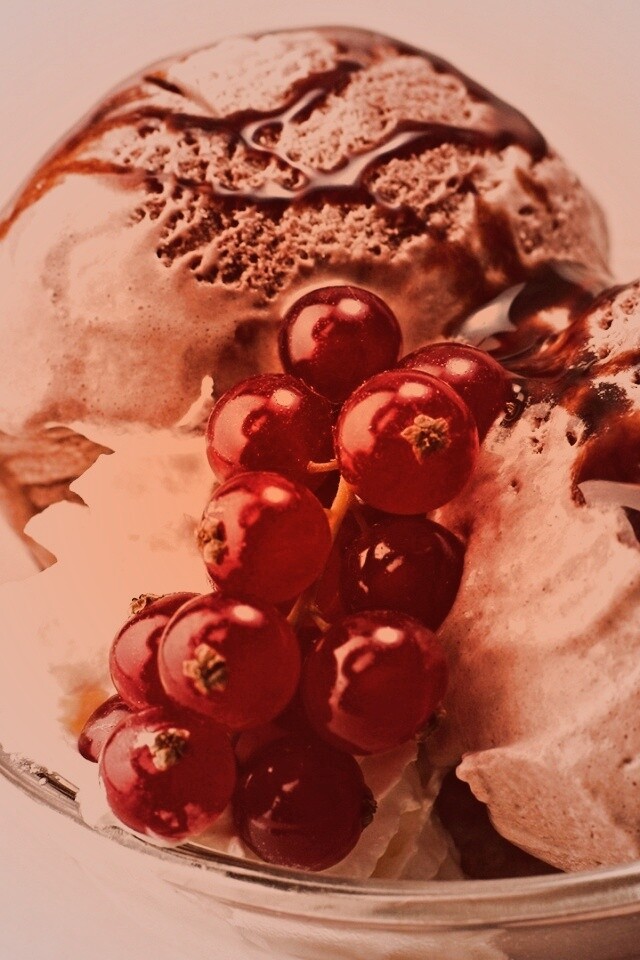 Шоколадное мороженое со смородинкой обои