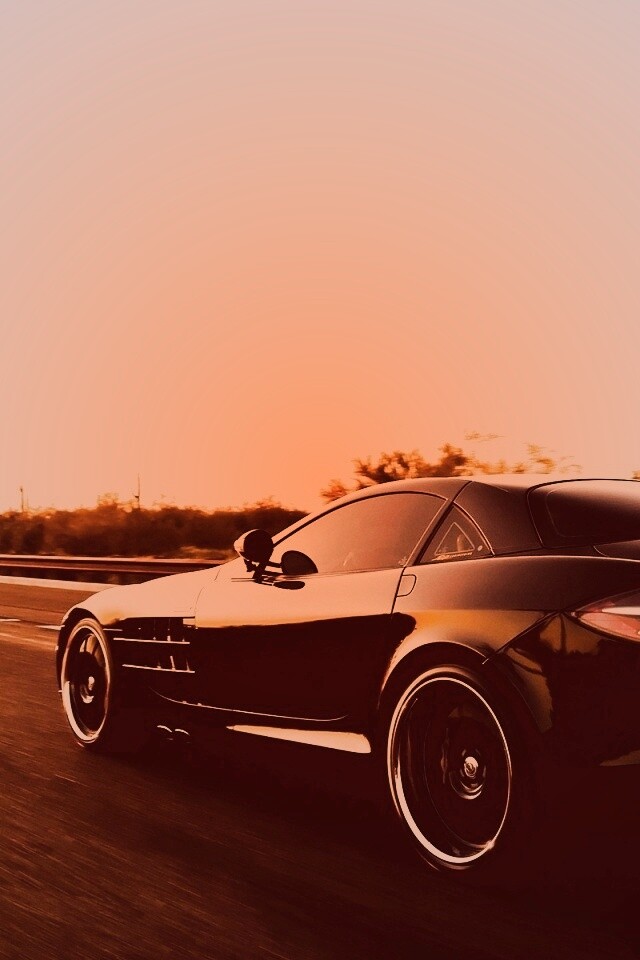Черный автомобиль уезжает в закат обои