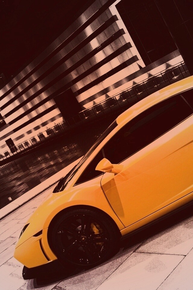 Желтая ламборджини в автосалоне обои