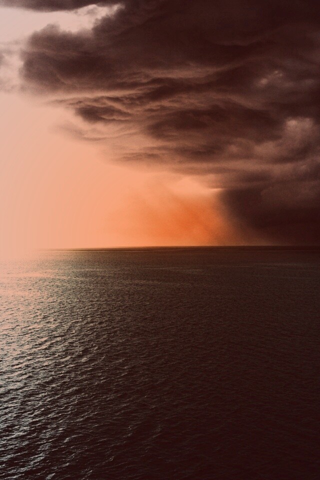 Синее море и грозные тучи обои