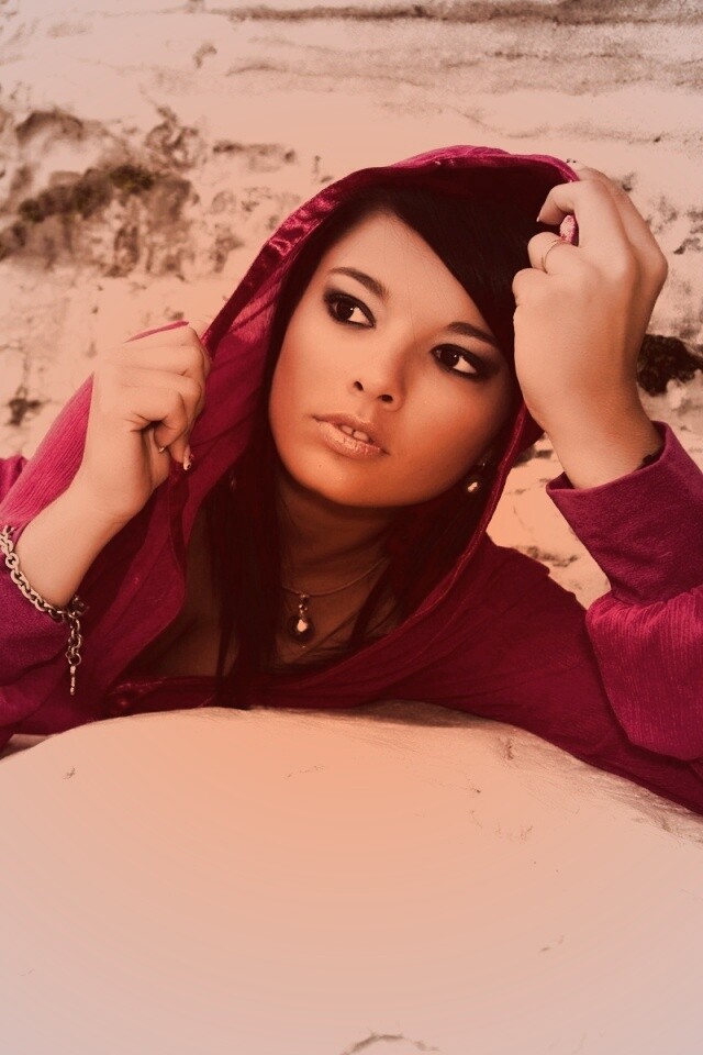 Девушка в розовой накидке обои