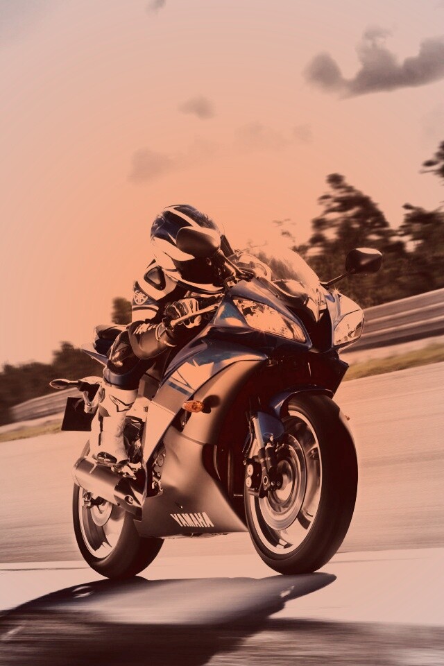 Мотоциклист на треке обои