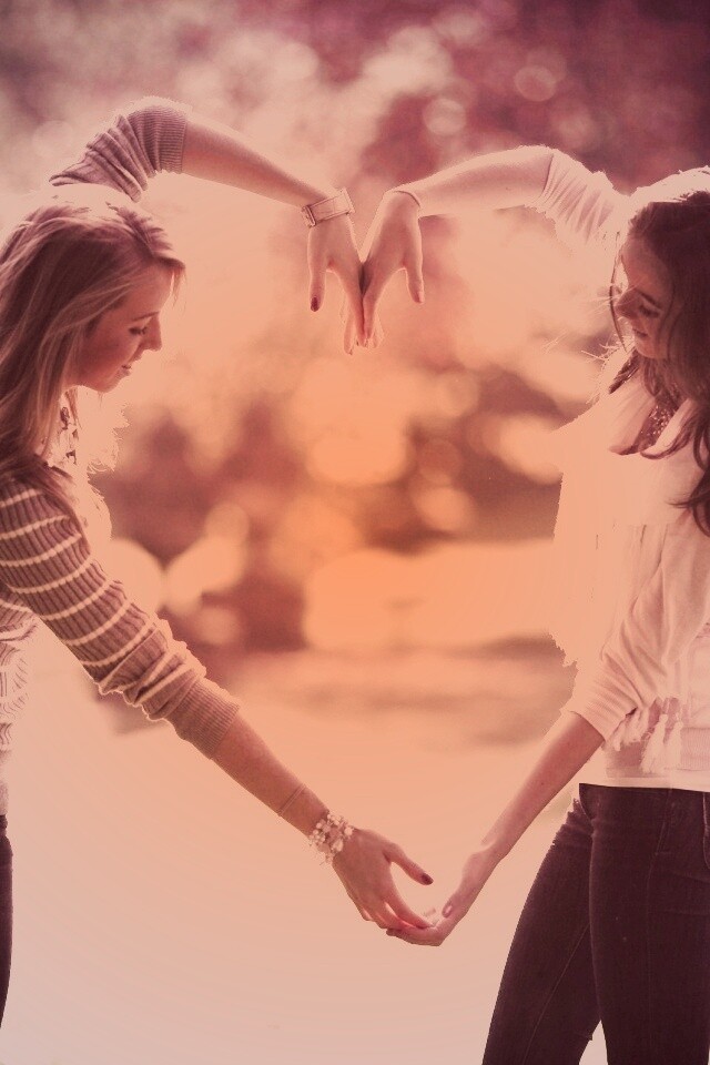 Две девушки и сердце из рук обои