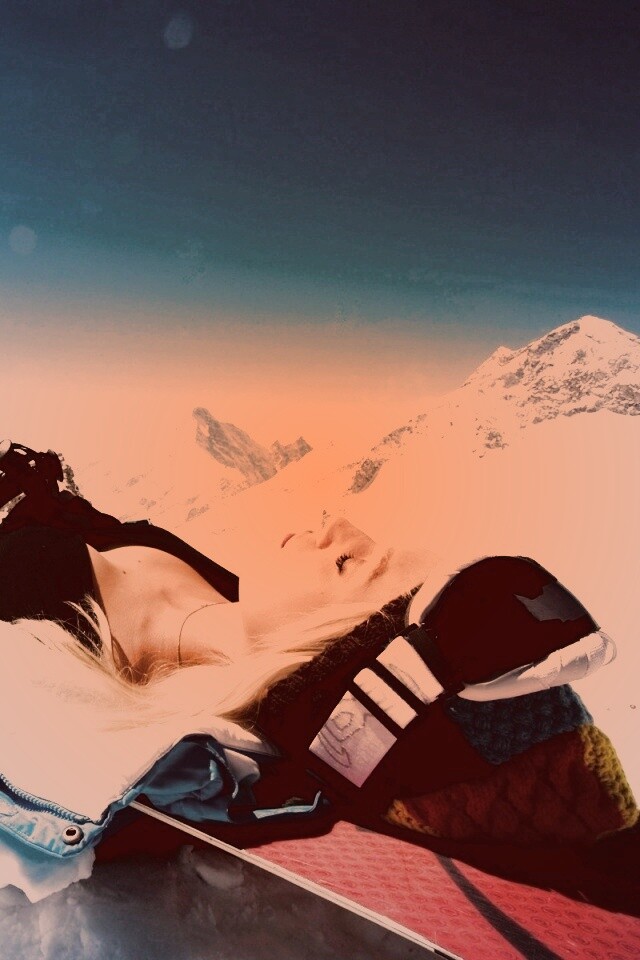 Лыжница отдыхает в горах обои