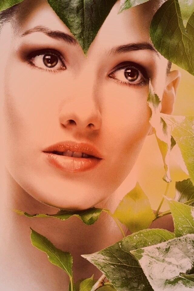Девушка с зелеными листьями обои