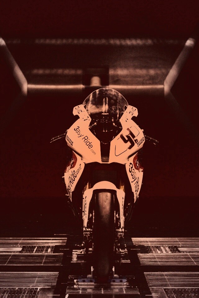 Мотоцикл на тестовом стенде обои