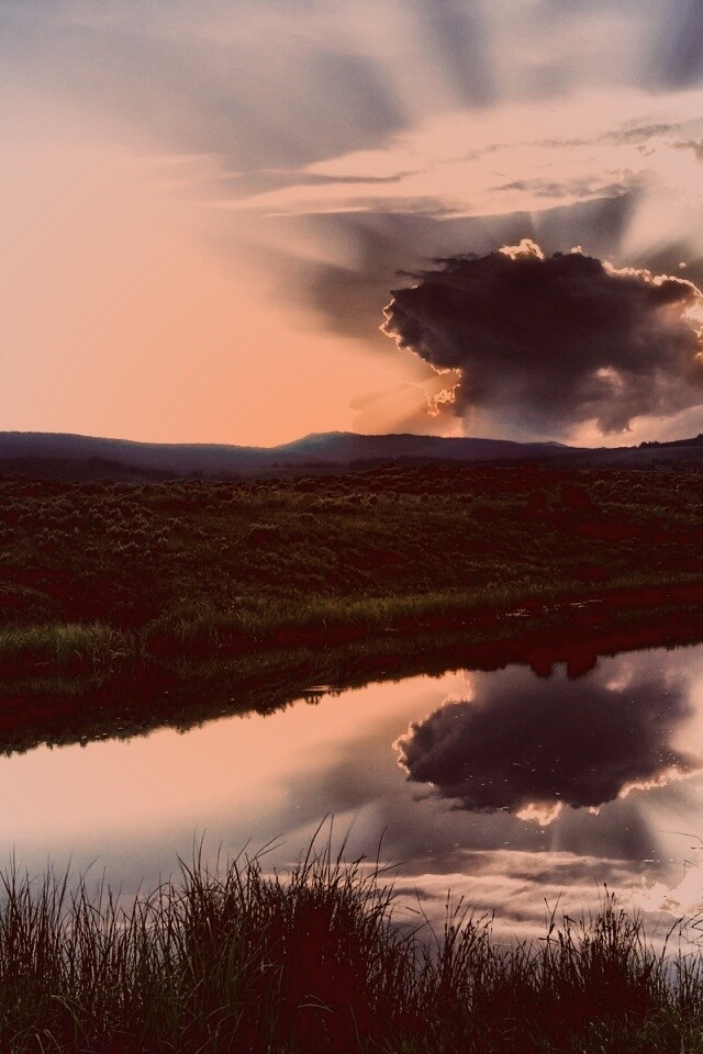 Облако над лугом обои