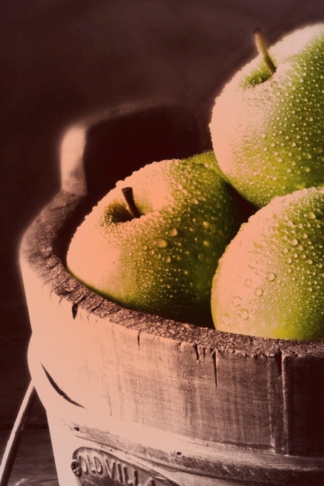 Ведро зеленых яблок обои