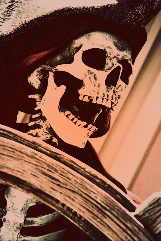 Скелет пирата за штурвалом обои