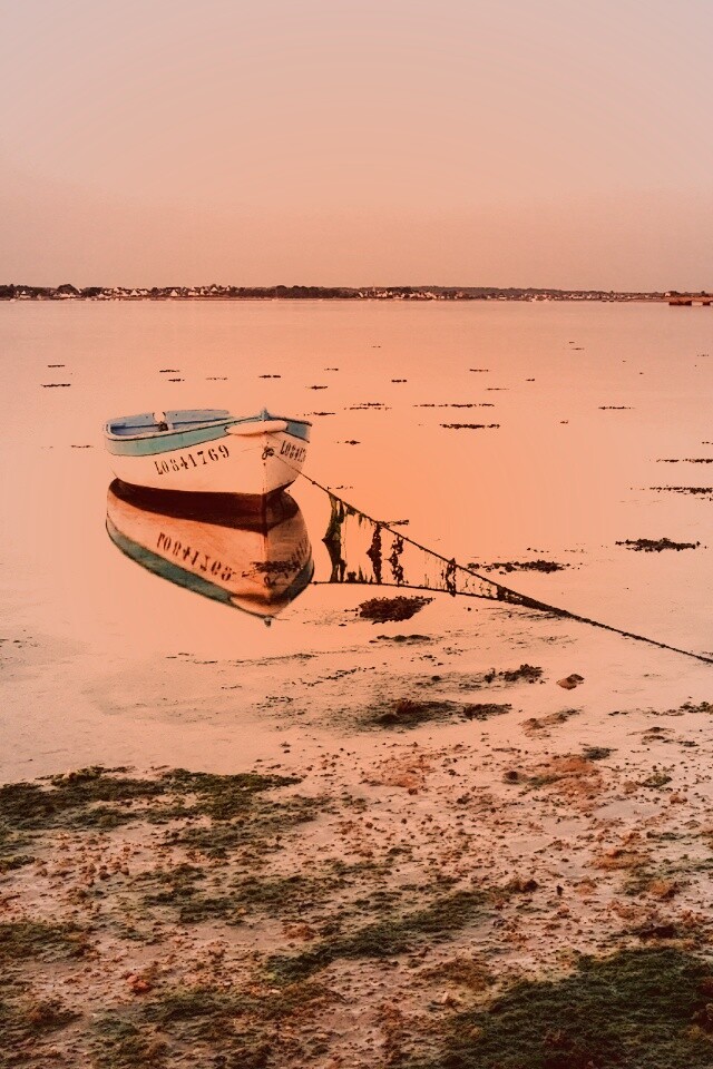 Лодка на илистом берегу обои