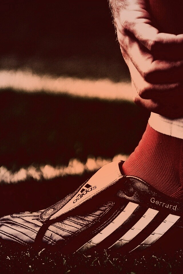 Левая нога футболиста в бутсе обои