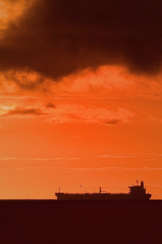 Баржа на закате обои