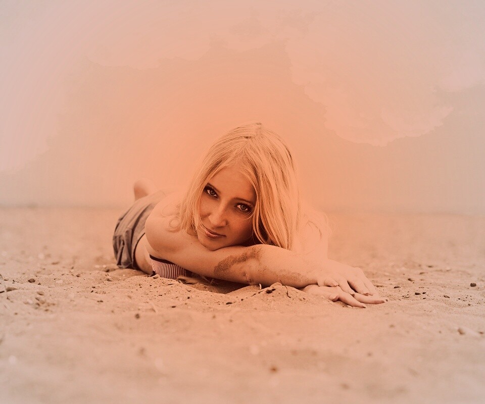 Девушка на пляже обои