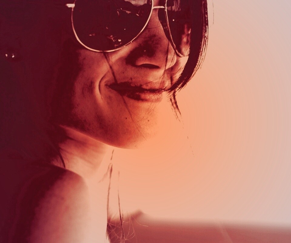 Девушка в очках обои